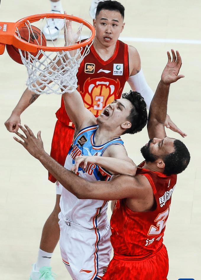 关于赛后CBA常规赛焦点战，斯图加特篮板制胜，信心回归，轮换策略成焦点的信息