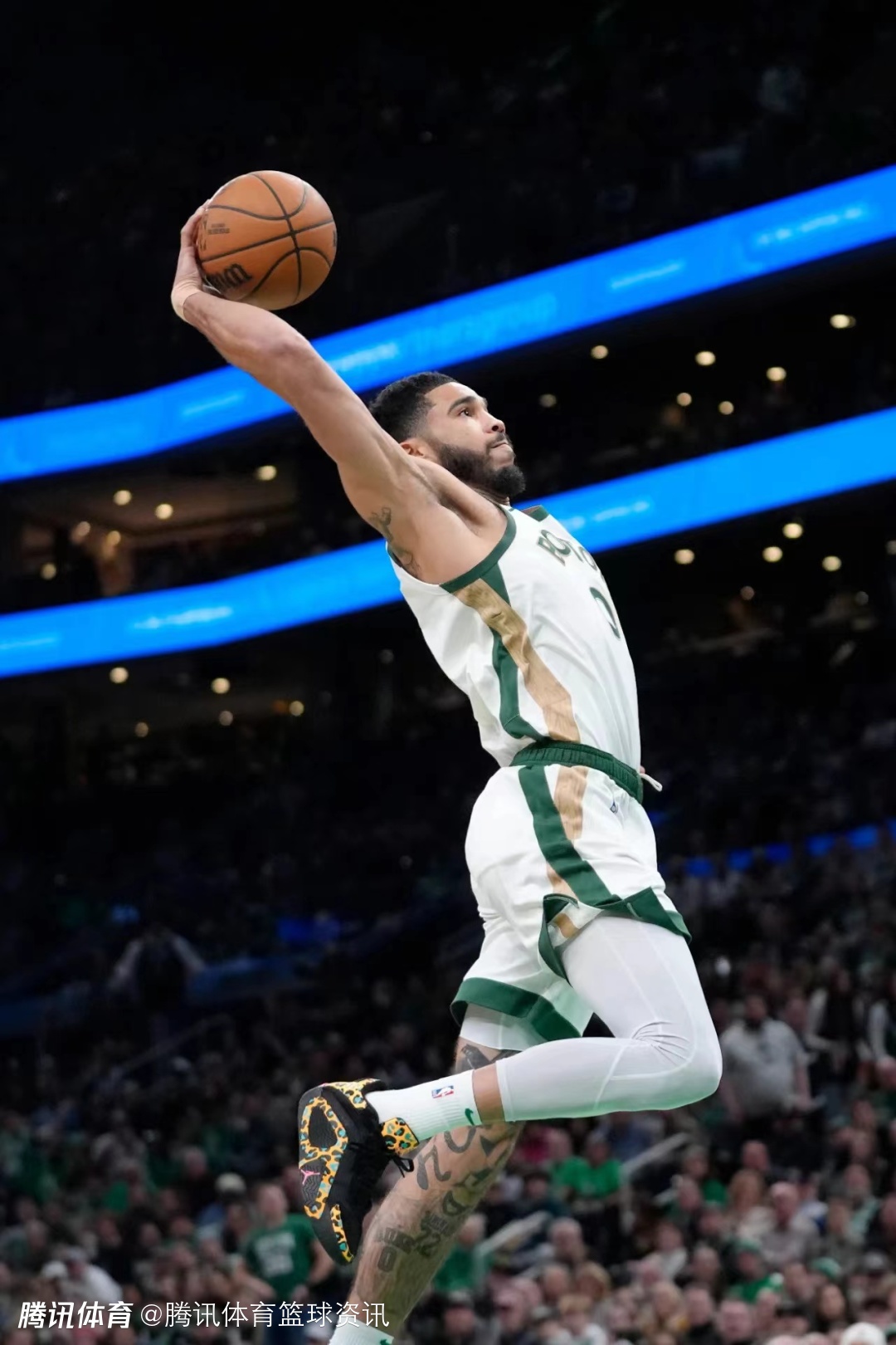 九游娱乐-关于塔图姆连续十场比赛得分超过高光表现，勇士挑战极限！的信息